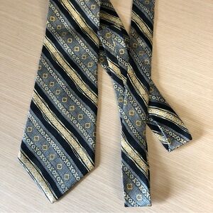 💕2/$30 💕Bill Blass 100% Silk Patterned Tie